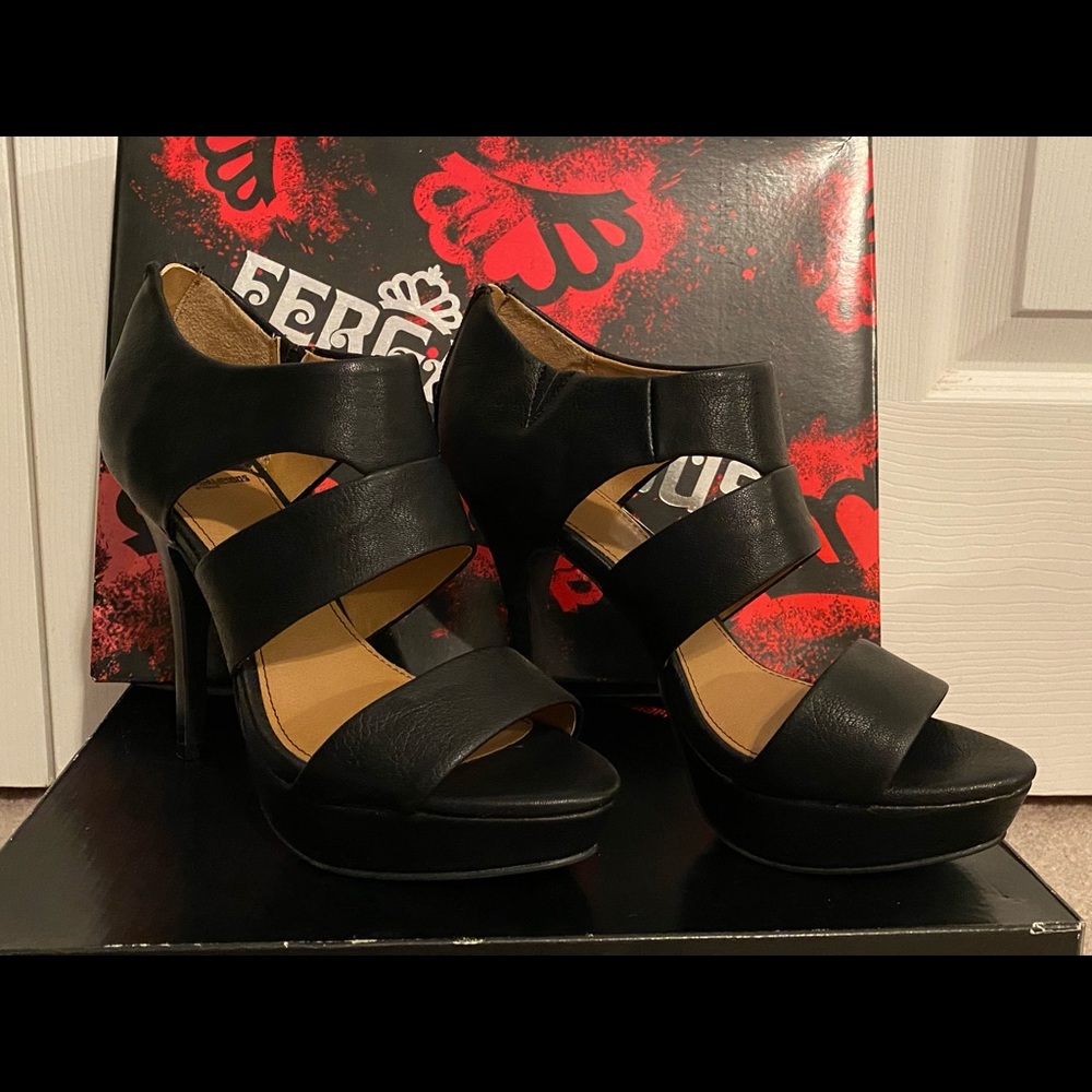 Fergalicious NEW Sz 7 Black Platform Heels